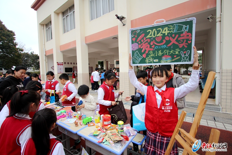 学生街头义唱为白血病同学筹款